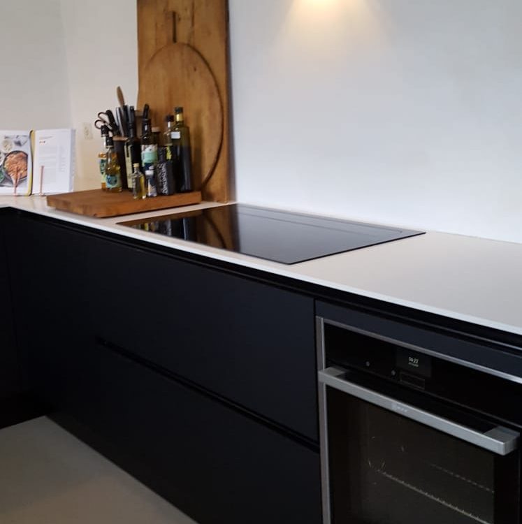 Keuken modern eiland hoogglans wit greeoploos en hoge kastwand met