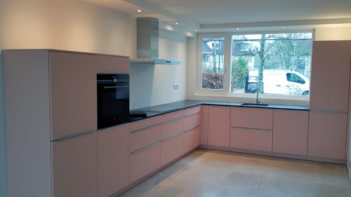 Keuken modern met greep boven op front in front Ral kleur Vind jouw