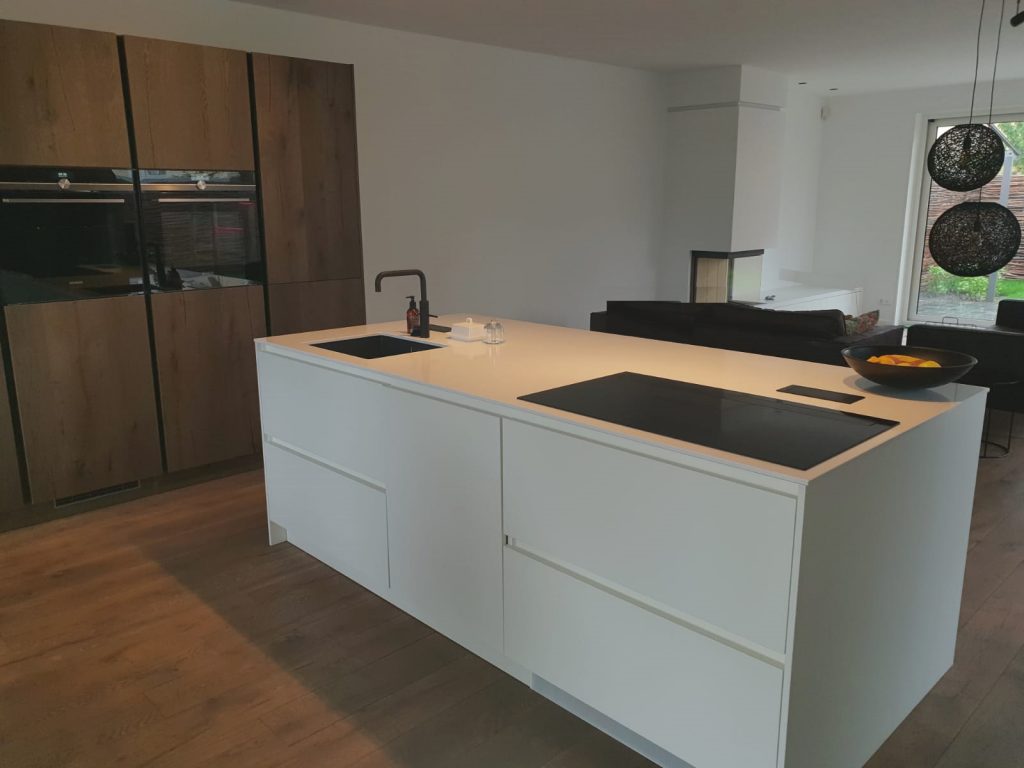 Keuken modern hoogglans wit eiland met hoge kasten in houtlook wit