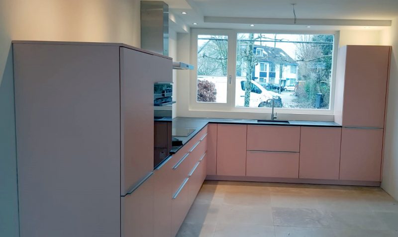 Keuken modern met greep boven op front in Ral kleur Vind jouw